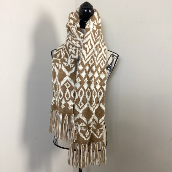 Old Navy Women’s Cream Tan Big Stitch Thick Scarf with Fringes - Picture 2 of 2